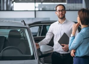 vendedores de carros conversando sobre as regras do renave no detran